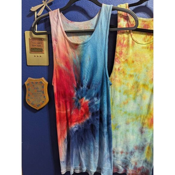 5/25 Pair of Tie Dye Tanks - Picture 4 of 9